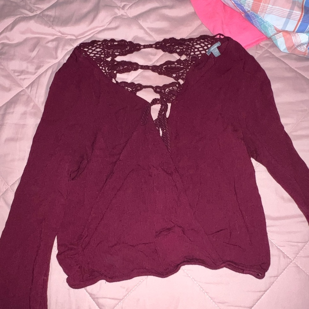 Burgundy laced crop top| contains strings| parts of the back shows skin|